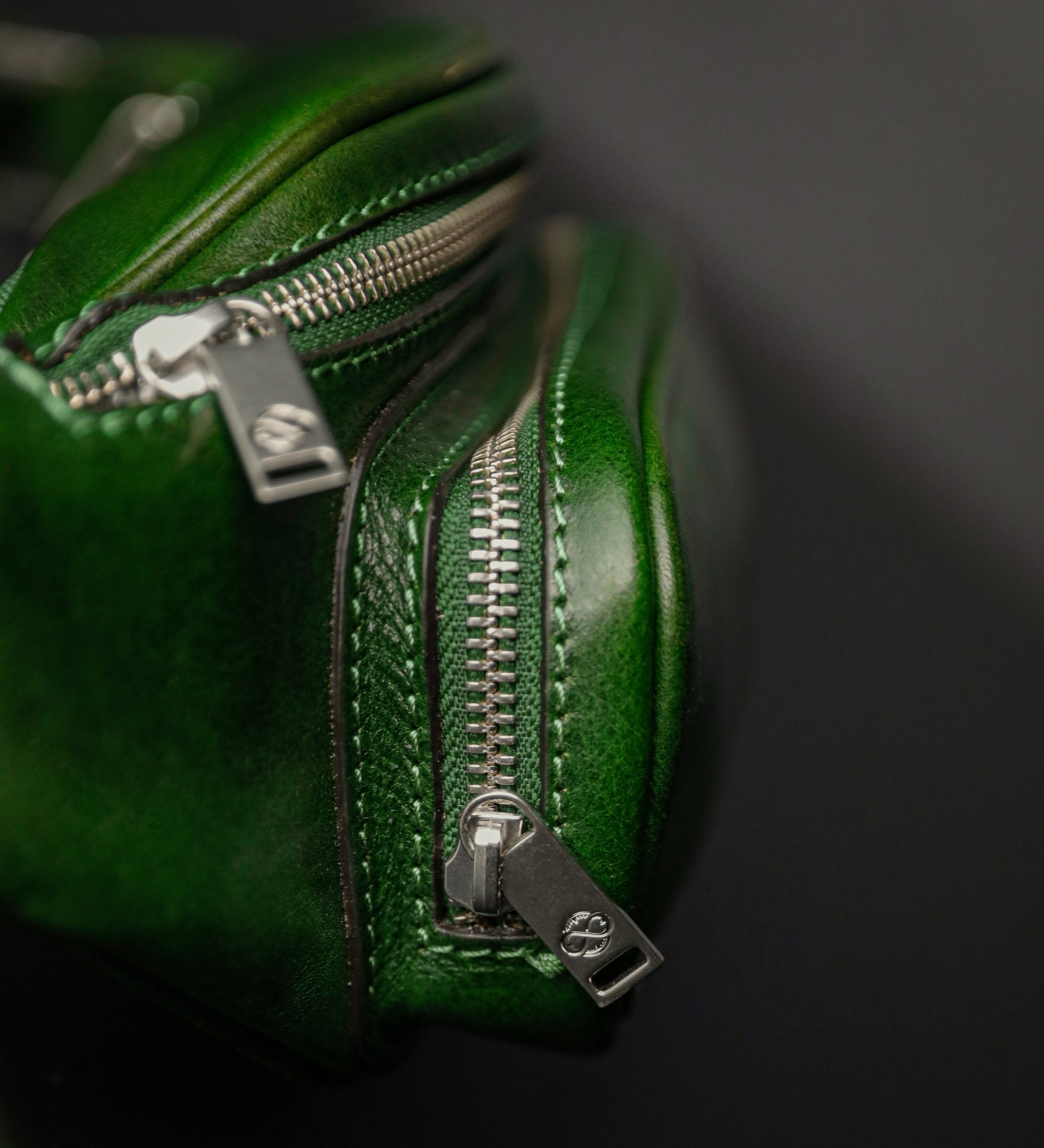 Sac banane à bandoulière en cuir Independent People