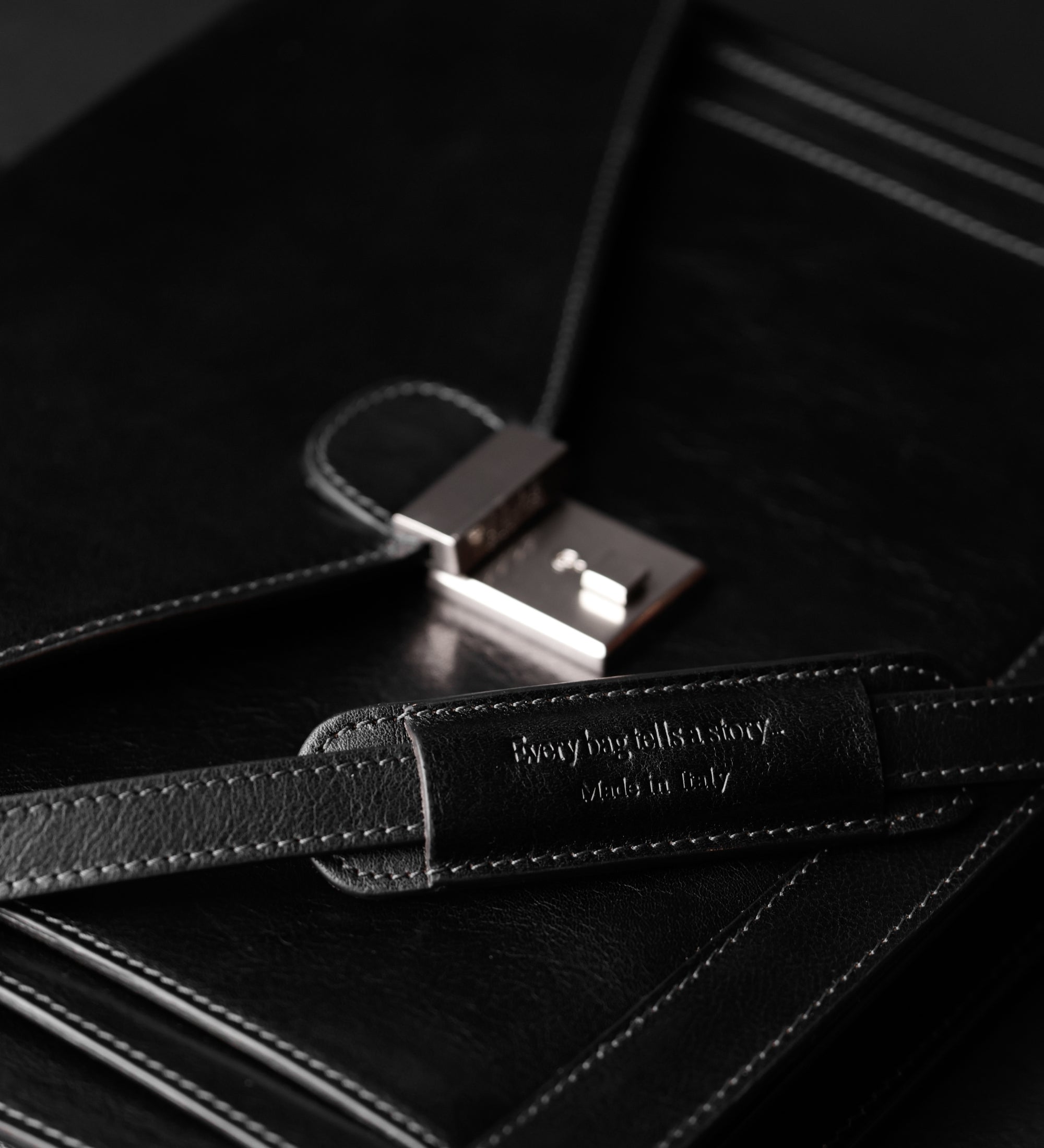 Mallette en cuir au design classique The Magus