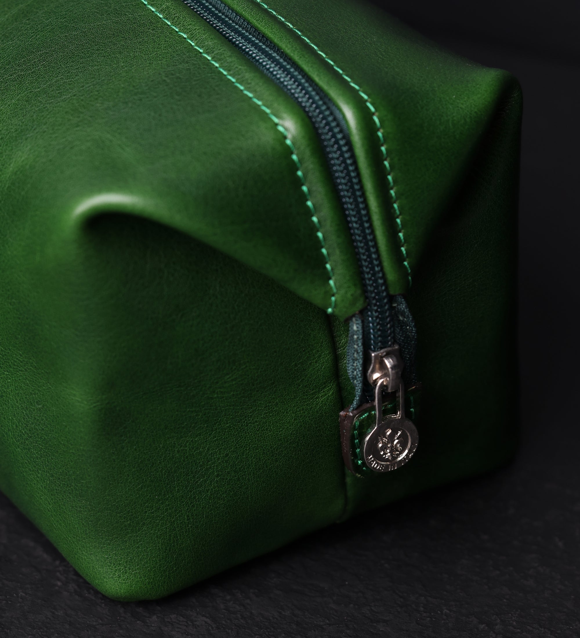 Petite trousse de toilette en cuir Four Past Midnight