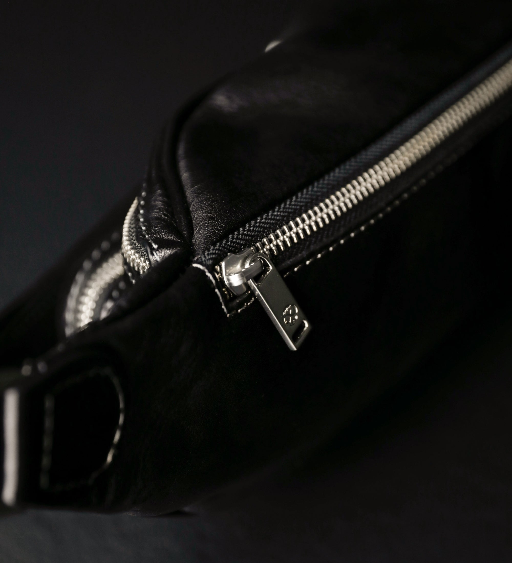 Sac banane à bandoulière en cuir Independent People
